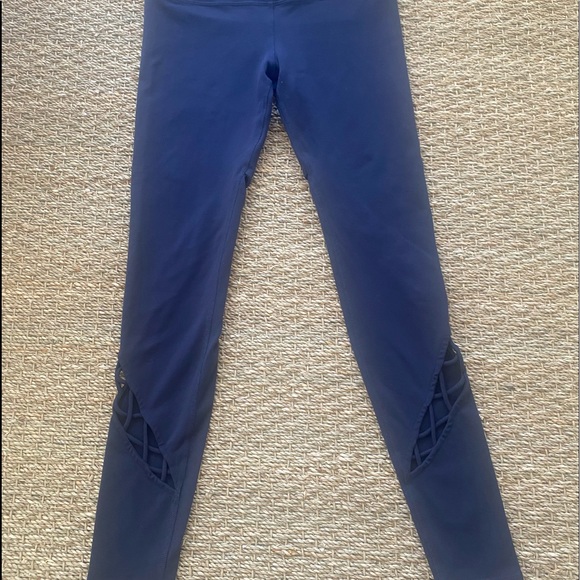 ALO entwine leggings in rich navy - Picture 2 of 7